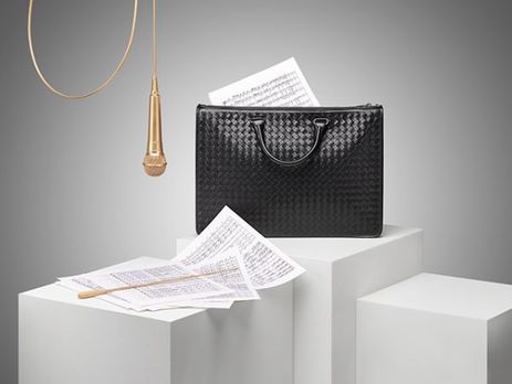 В новом ролике Bottega Veneta сыграли мелодию на сумках, портмоне и обуви. Видео