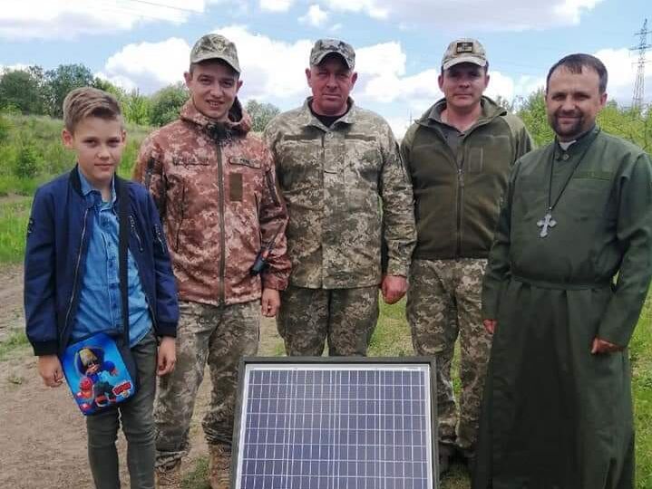 10-летний мальчик купил для ВСУ портативное зарядное устройство на солнечной батарее