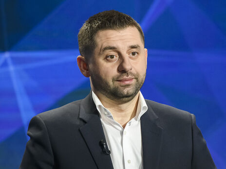 Украина теряет убитыми и ранеными на Донбассе до 1 тыс. человек ежедневно – Арахамия