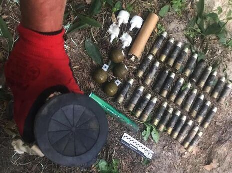 Полиция нашла под Ворзелем скрытый российскими оккупантами арсенал оружия