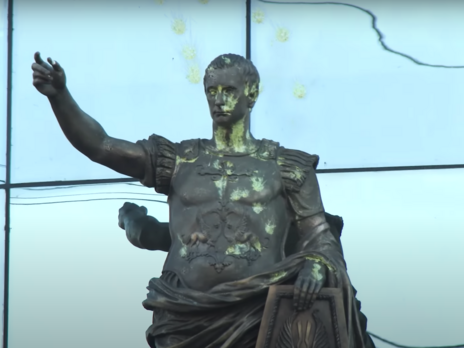 У Санкт-Петербурзі статую імператора, схожого на Путіна, обстріляли з пейнтбольної рушниці