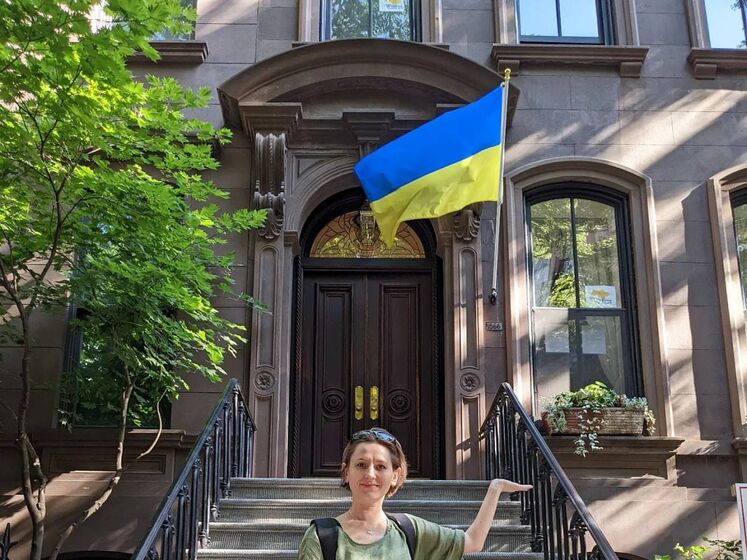 В сети запустили флешмоб, участницы которого фотографируются на фоне апартаментов Кэрри Брэдшоу с украинским флагом над входом