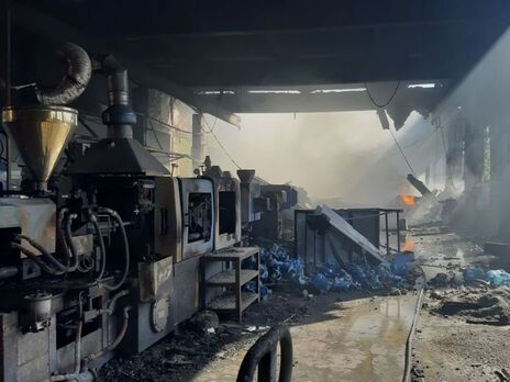 В Харьковской области спасатели третьи сутки тушат масштабный пожар, возникший из-за обстрела