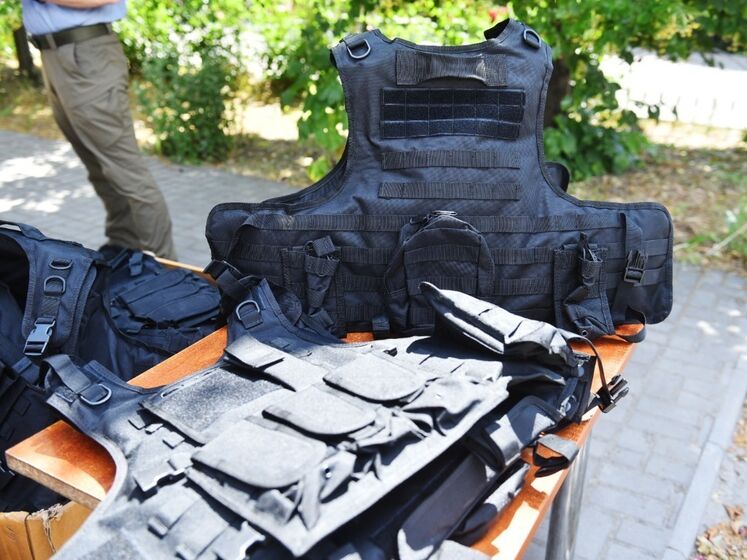 Патрульные полицейские в Запорожской области получили партию бронежилетов от "Метинвеста"