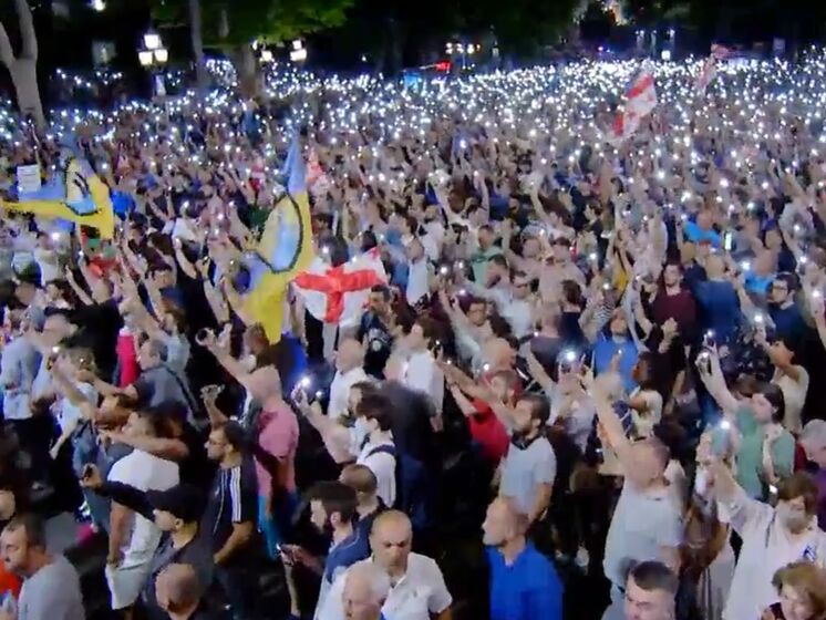 В Тбилиси на многотысячной акции протеста звучал гимн Украины, митингующие пришли с флагами полка 