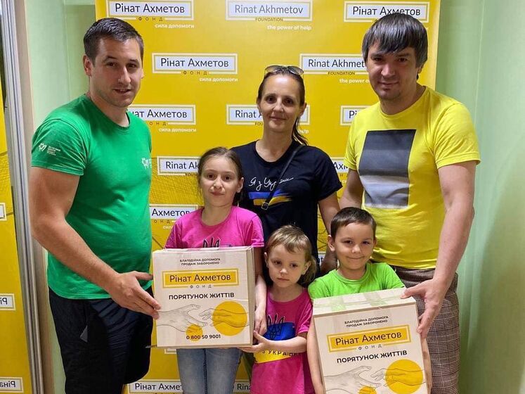 Фонд Рината Ахметова передал очередную партию продуктовых наборов "Зеленому центру "Метинвест"