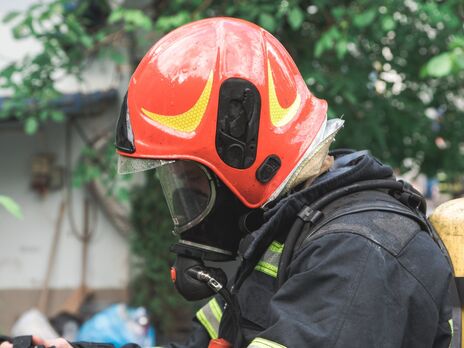 Сотрудники ГСЧС ликвидируют пожар и занимаются спасением жителей дома