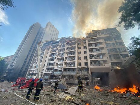 Голова Нацполіції повідомив про п'ятьох постраждалих унаслідок ракетного обстрілу житлового будинку в Києві