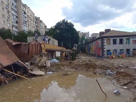 Унаслідок ракетного обстрілу Києва є жертви, пошкоджено будинок і дитячий садок
