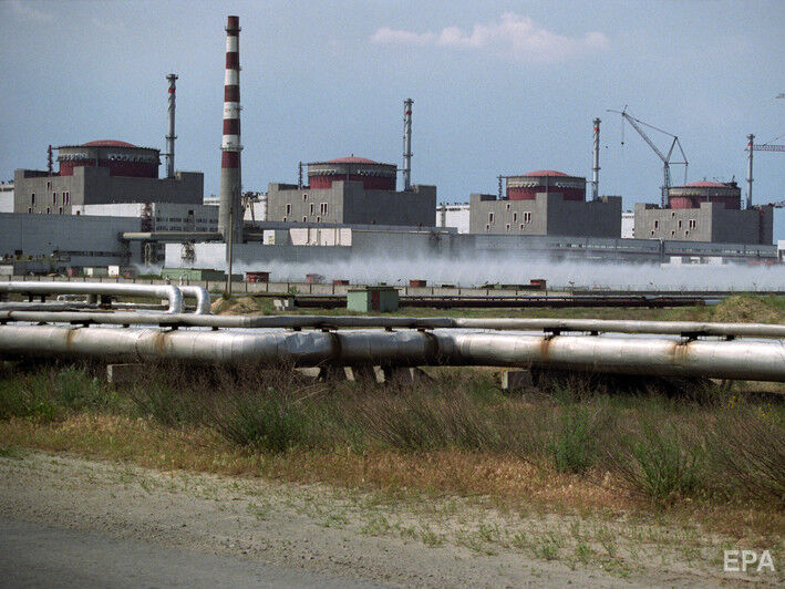 Оккупанты роют окопы около захваченной Запорожской АЭС, готовясь к ее обороне