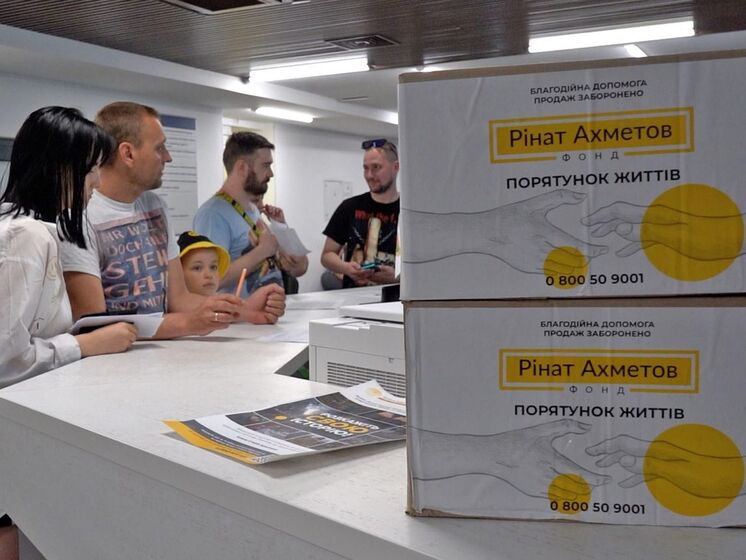 Фонд Ріната Ахметова передав у Дарницький район міста Києва партію гуманітарної допомоги