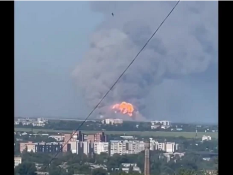 В соцсетях и СМИ сообщают о взрывах на складе боеприпасов РФ в результате удара ВСУ