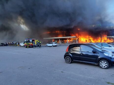 Пожежу в торговельному центрі гасить 155 рятувальників