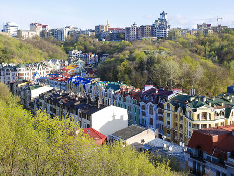 По словам Никонова, жилье в Киеве сейчас покупают некоторые переселенцы, а также родственники людей, которые живут в столице