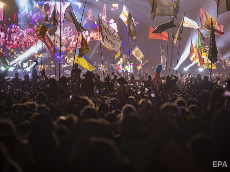 Маккартни на концерте в Великобритании вновь вышел на сцену с украинским флагом