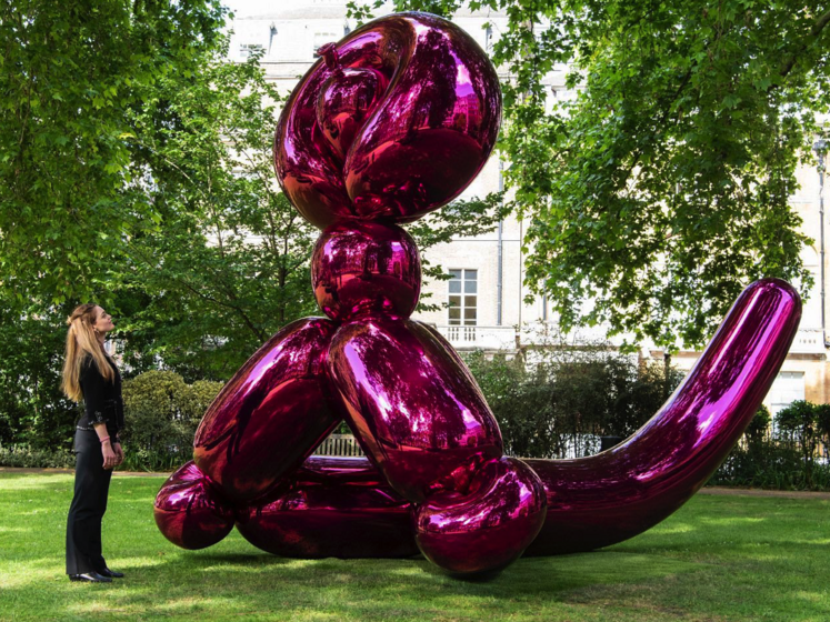Скульптуру Кунса Balloon Monkey (Magenta) Олена та Віктор Пінчуки продали на аукціоні Christie's за $11,5 млн. Усю суму передадуть на гуманітарну допомогу