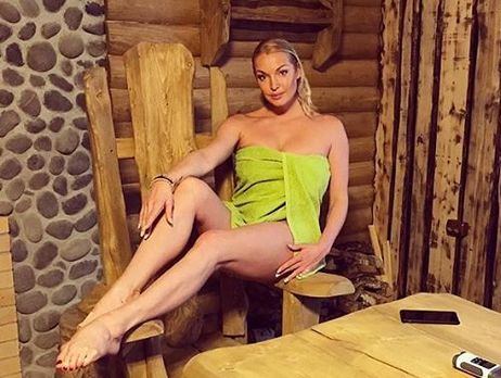 Волочкова разрубила лед, чтобы залезть в воду