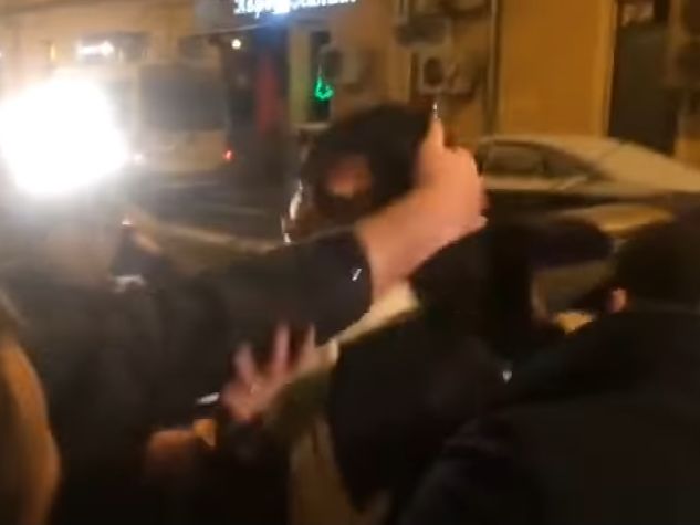 Российские полицейские силой запихнули Маруани в автомобиль. Видео