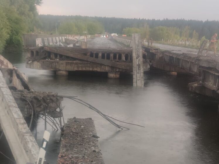 "Детонация из-за молнии". В Киевской области разрушен мост через реку Ирпень, есть раненые и погибший