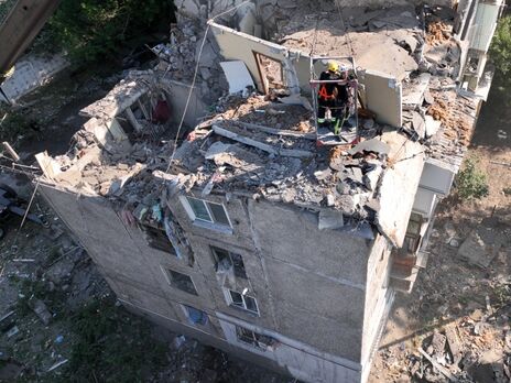 Одна з ракет окупантів, надзвукова протикорабельна "Онікс", зруйнувала звичайну п'ятиповерхівку в Миколаєві, зазначив Зеленський