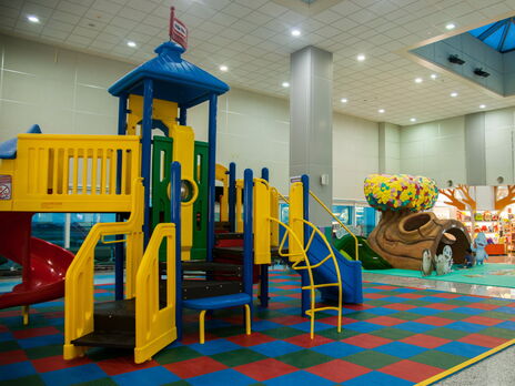 У Києві заборонили роботу дитячих майданчиків у ТРЦ і можуть тимчасово закрити центри, поряд із якими немає укриттів