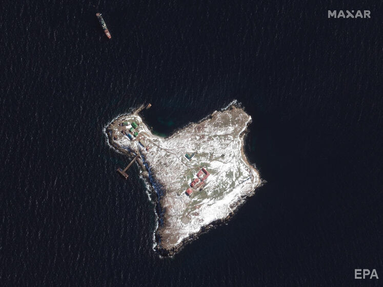 Опубліковано супутникові знімки Зміїного після втечі окупантів