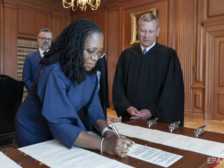 В США впервые членом Верховного суда стала темнокожая женщина