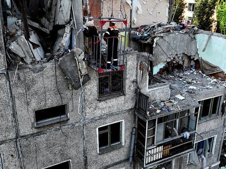 Спасатели извлекли из-под завалов дома в Николаеве тело еще одного погибшего. Число жертв ракетного удара достигло восьми