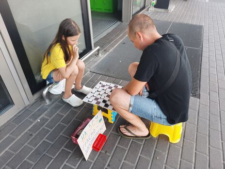 У Києві 10-річна чемпіонка світу із шашок грою збирає гроші для ЗСУ