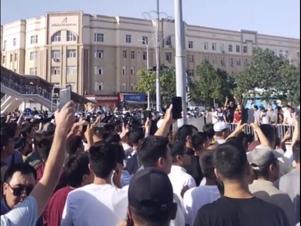 В Узбекистане прошли массовые акции протеста из-за поправок в конституцию. Видео, фото