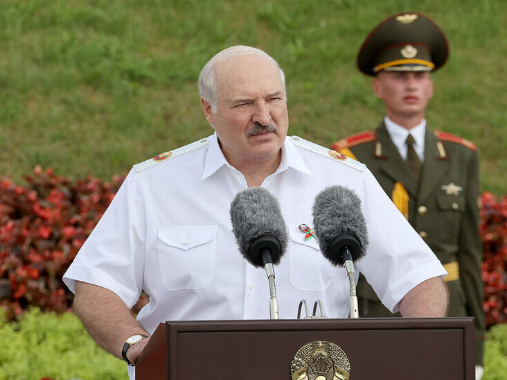 Лукашенко заявил, что "давно определил" участие Беларуси в войне РФ против Украины