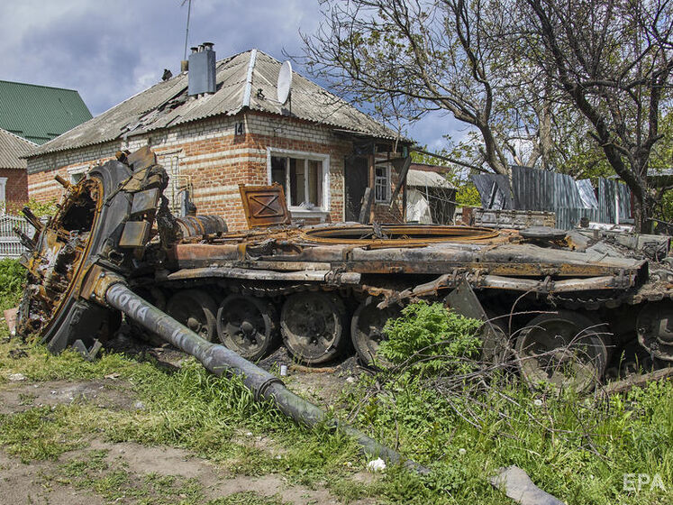 В Генштабе ВСУ показали горящий российский танк. Видео
