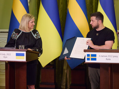 Премьер Швеции передала Зеленскому копию письма Карла ХII о признании независимости Запорожской Сечи