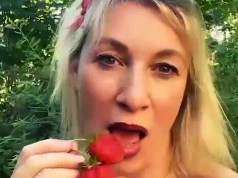 46-річна Захарова спершу потрусила ягодами перед камерою, потім відкусила шматок м'якоті, після чого почала облизувати частину, яка залишилася, губами