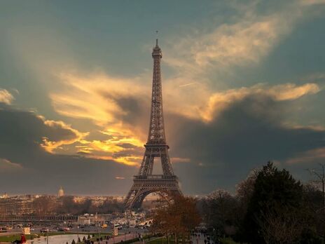 Мерія Парижа виділила приблизно &euro;60 млн на те, щоб знову пофарбувати вежу