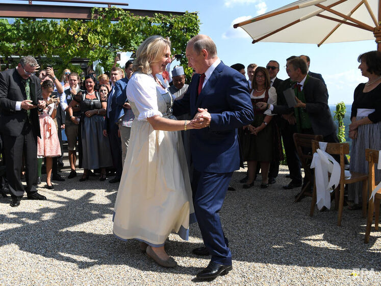 Экс-глава МИД Австрии, которая танцевала с Путиным на своей свадьбе, эмигрировала из-за 