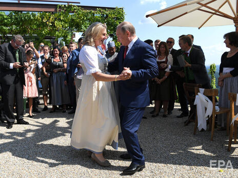 Кнайсль возглавляла МИД Австрии в 2017 2019 годах, Путин приезжал на ее свадьбу в 2018-м