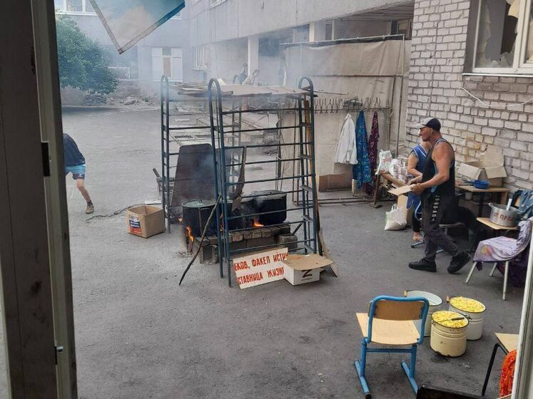 Їжу для школярів у Маріуполі готують на вулиці – міськрада
