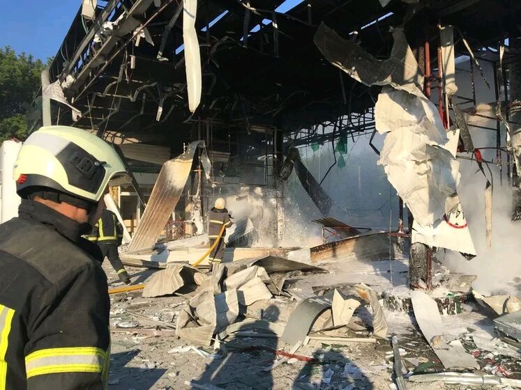 Окупанти обстріляли Чугуїв: пошкоджено будинки, згоріла автозаправка