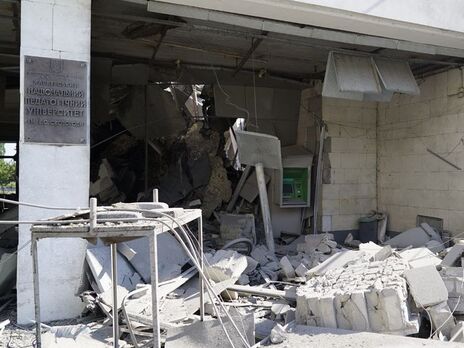 Оккупанты ракетой разрушили главный корпус педагогического университета имени Сковороды в Харькове