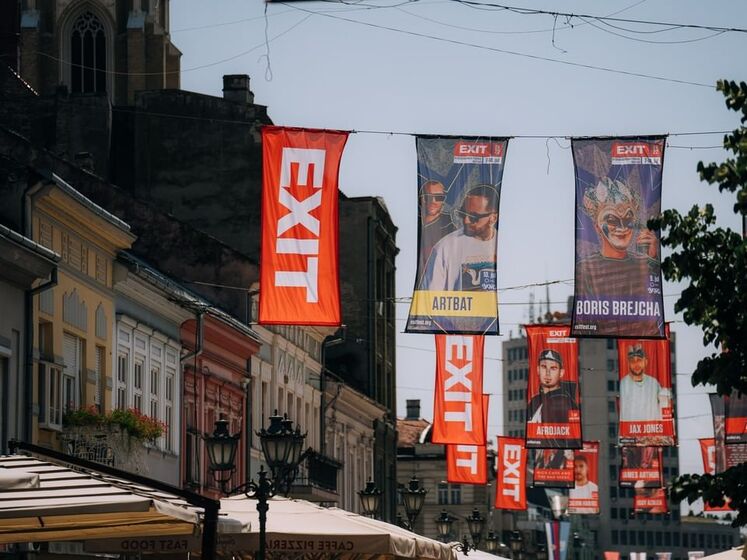 У сербському місті напередодні Exit Festival з'явилися численні символи російської агресії проти України