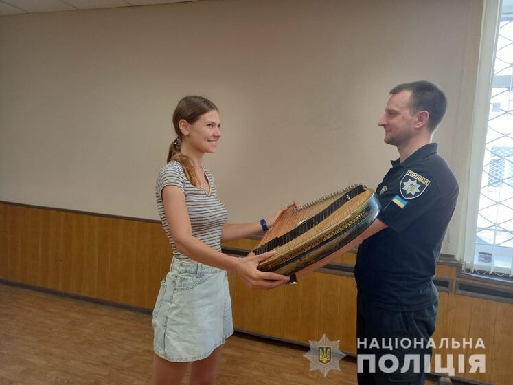 Харьковские полицейские нашли украденную у владелицы старинную бандуру