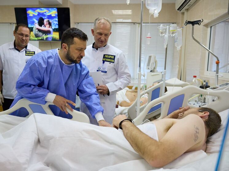 "Усі вони – герої". Зеленський відвідав поранених у лікарні Мечникова у Дніпрі та подякував лікарям. Фото