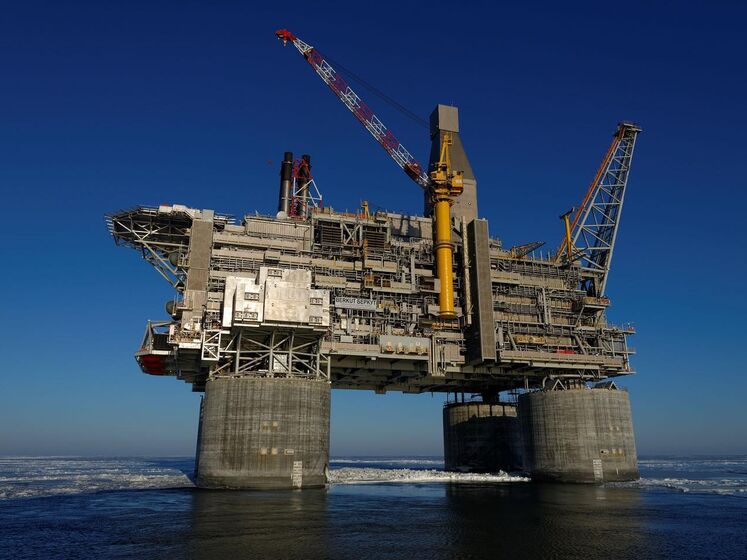 Добыча нефти на одном из крупнейший российских шельфовых проектов 