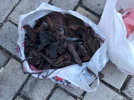 На виставці знищеної російської техніки у Києві троє чоловіків 