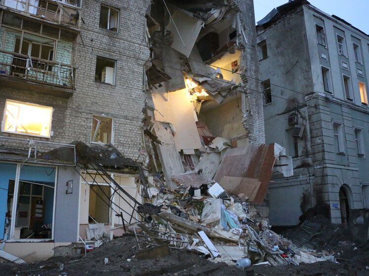 Российские оккупанты трижды обстреляли Харьков, ракеты попали в жилой дом и школу