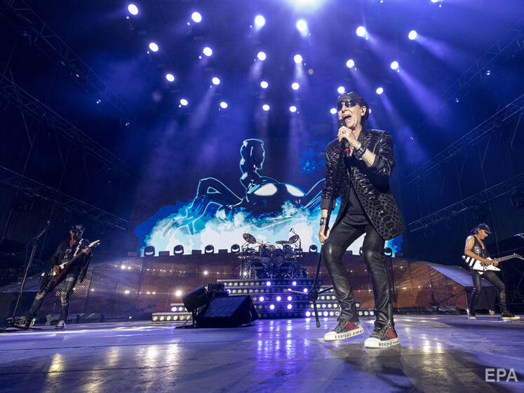 Фронтмен Scorpions в Израиле поднял на сцене флаг Украины и спел хит Winds of Change в поддержку украинцев