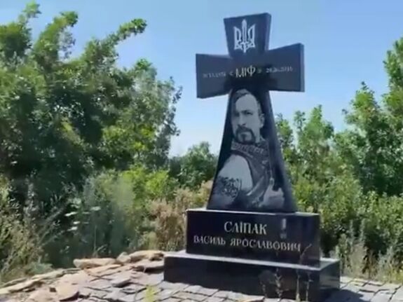 В Донецкой области коллаборанты повторно разрушили памятник погибшему на Донбассе певцу Слипаку