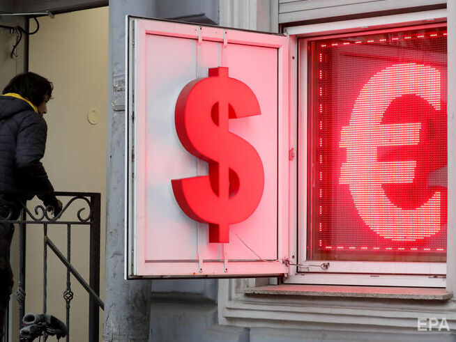 Курс доллара к евро сравнялся впервые за 20 лет