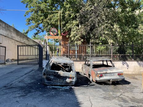 Следы возле обстрелянной больницы в Николаеве говорят, что использовались кассетные бомбы – СМИ